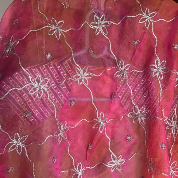 ENSEMBLE LEHENGA: Vibrant. Stands out. Choli 32-34. STUNNING DUPATTA! - Picture 11 of 17